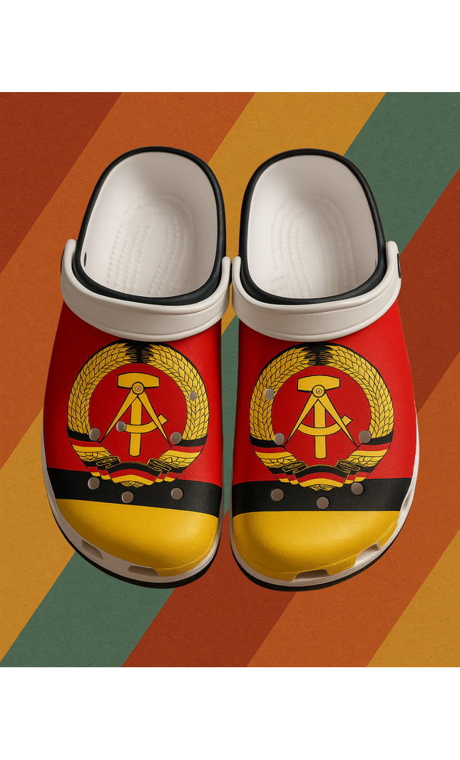 DDR Garten-Clogs schwarz mit Staatswappen Sommerlatschen