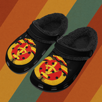 DDR Winterclogs gefüttert schwarz mit Wappen Gartenlatschen