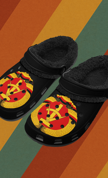 DDR Winterclogs gefüttert schwarz mit Wappen Gartenlatschen