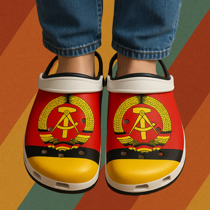 DDR Wappen auf schwarzen Clogs Luftlöcher